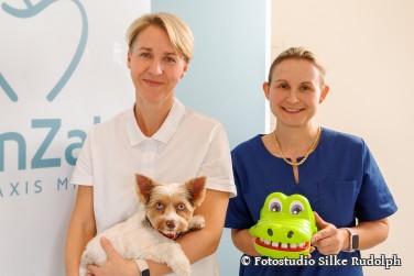 Carolyn Jahn mit Hund im Arm und Janett Hoppe-Schuminski