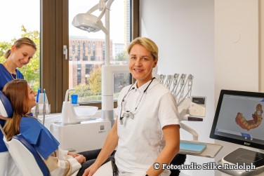 Carolyn Jahn mit Patientin und ZFA in einer Behandlung