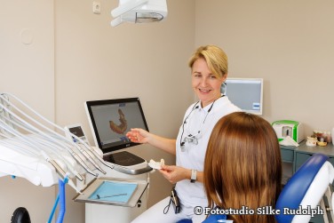 Carolyn Jahn mit Patientin in einer Behandlung